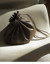 Load image into Gallery viewer, pleated balloon bag in camel