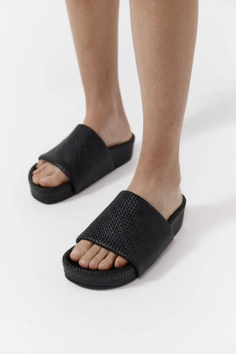 woven everyday flatform slide in black