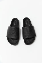 Load image into Gallery viewer, woven everyday flatform slide in black