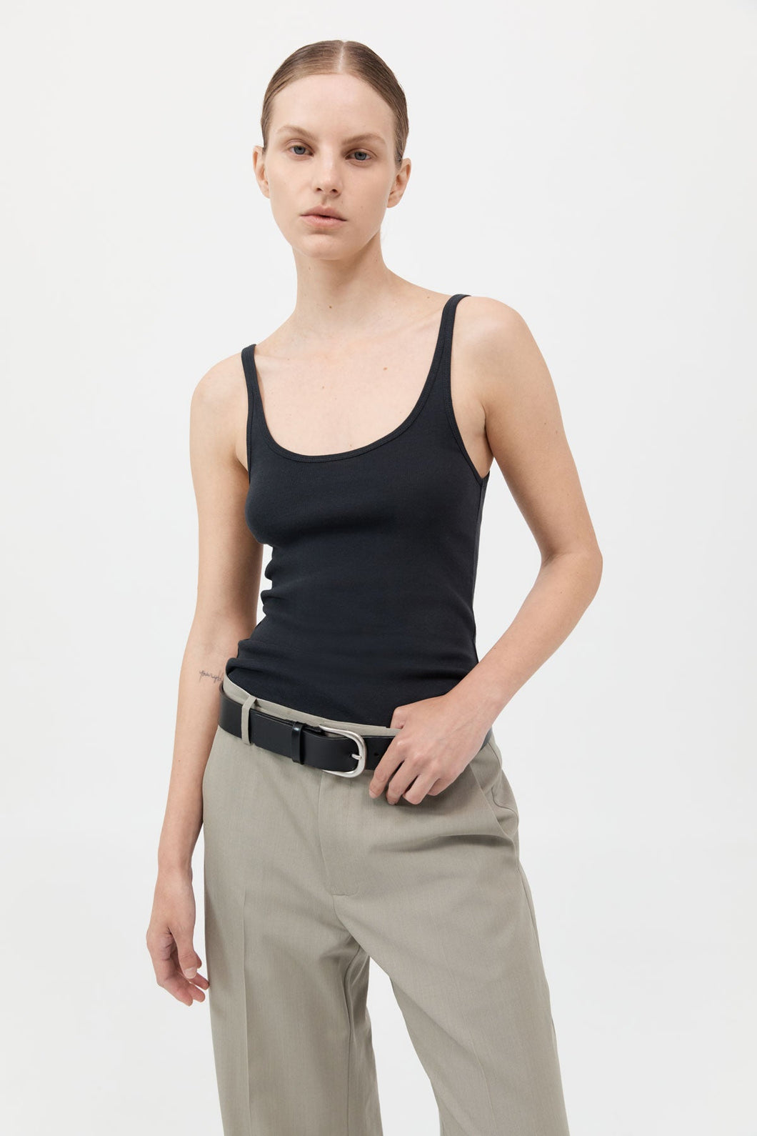 organic cotton slim scoop tank in black