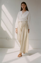Load image into Gallery viewer, linen giverny blouse in salt