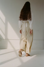 Load image into Gallery viewer, linen giverny blouse in salt