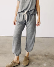 Load image into Gallery viewer, the sweatpants in p.e. grey