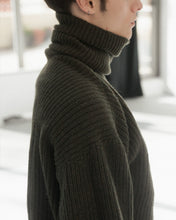 Load image into Gallery viewer, recycled wool mea turtleneck in foret