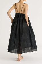 Load image into Gallery viewer, ripple finish strap dress in black