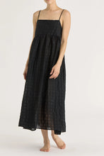 Load image into Gallery viewer, ripple finish strap dress in black
