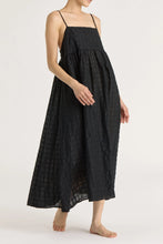 Load image into Gallery viewer, ripple finish strap dress in black