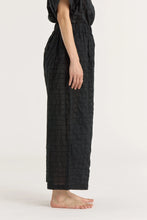 Load image into Gallery viewer, ripple finish wide pants in black