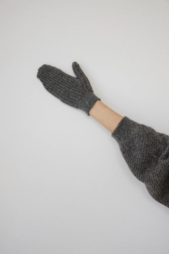 rib mitten in charcoal