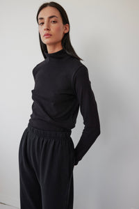 easy turtleneck in black