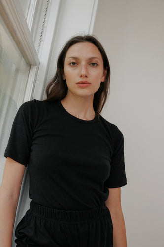 rib tee in black