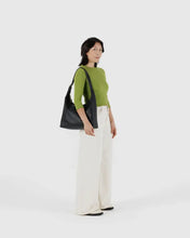 Load image into Gallery viewer, recycled leather shoulder bag in black