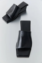 Load image into Gallery viewer, 90s wedge heel in black