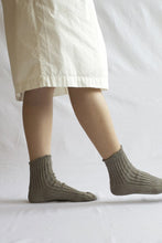 Load image into Gallery viewer, linen ribbed socks in beige